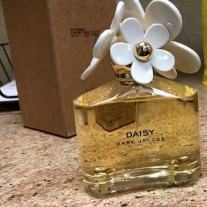 Daisy perfume